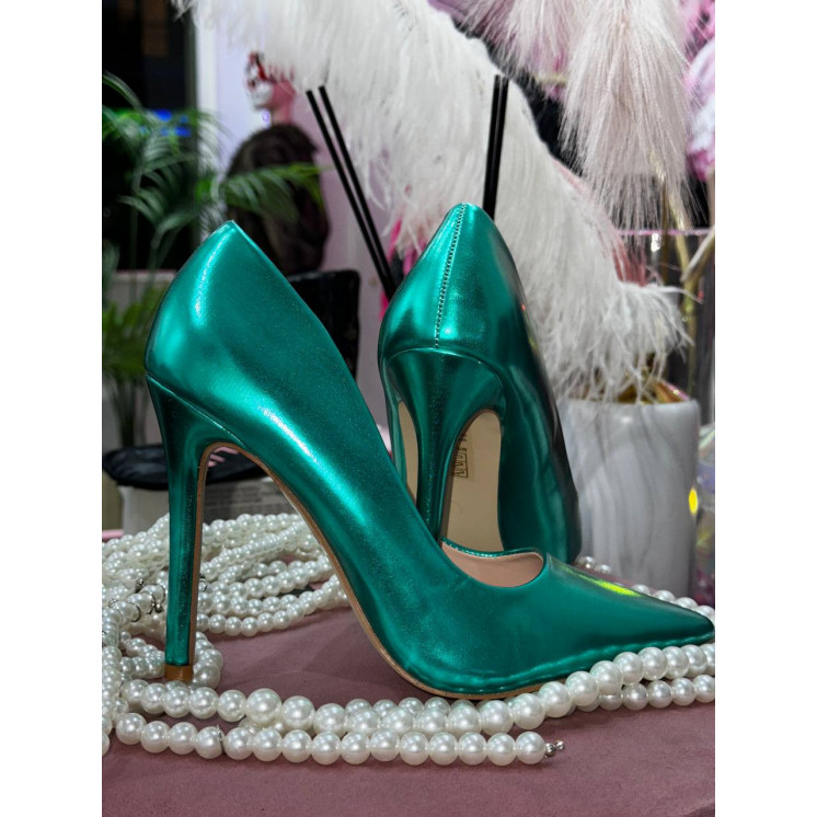 Decolleté verde metallizzato, perfette per un tocco glamour. Tacco a stiletto e punta affilata.