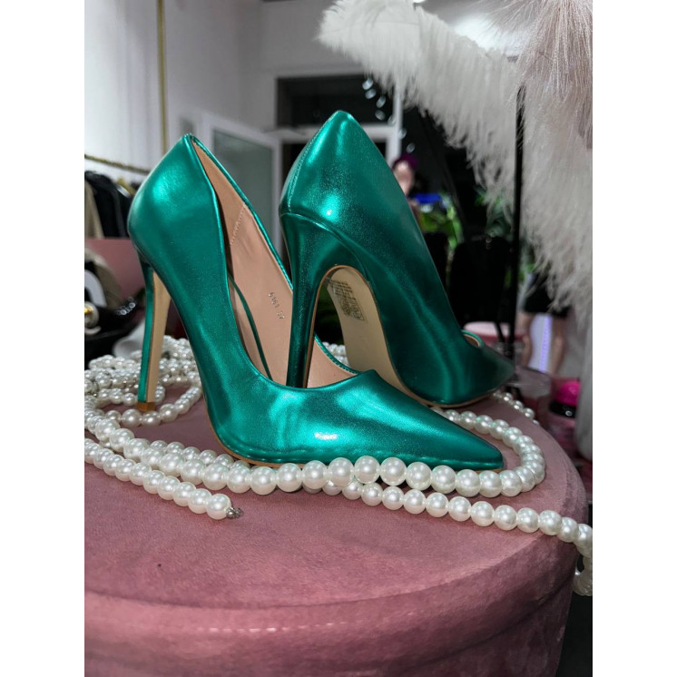 Decolleté verde metallizzato, perfette per un tocco glamour. Tacco a stiletto e punta affilata.